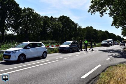 Op de Venloseweg in Ospel zijn meerdere auto's en busjes op elkaar gebotst.