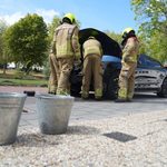 Brandweer demonteert rokende accu van auto