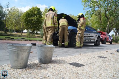 Brandweer demonteert rokende accu van auto