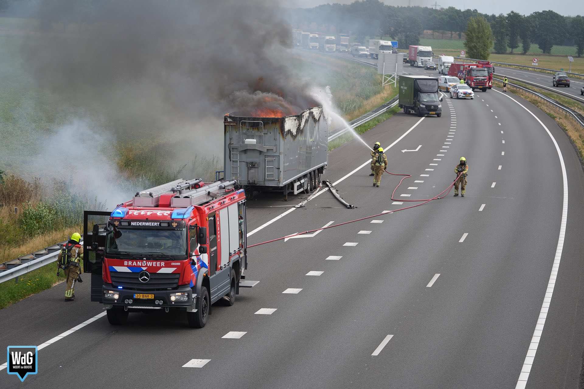 Vrachtwagenbrand zorgt voor afsluiting A2 bij Weert-Noord
