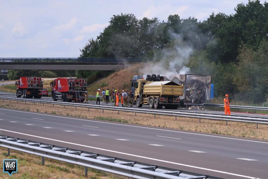 A2 bij Weert-Noord blijft dicht na vrachtwagenbrand