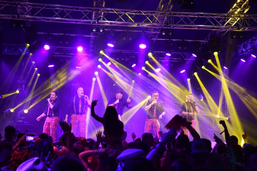 Drie dagen feest tijdens Zomerfeesten Ell met onder andere Men in Pek. Foto via Stichting Zomerfeesten Ell