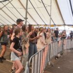 Meezingen met tijdloze rockhits tijdens de laatste dag van het Zomerfeest in het Fatimapark. Foto van Theo van de Winkel