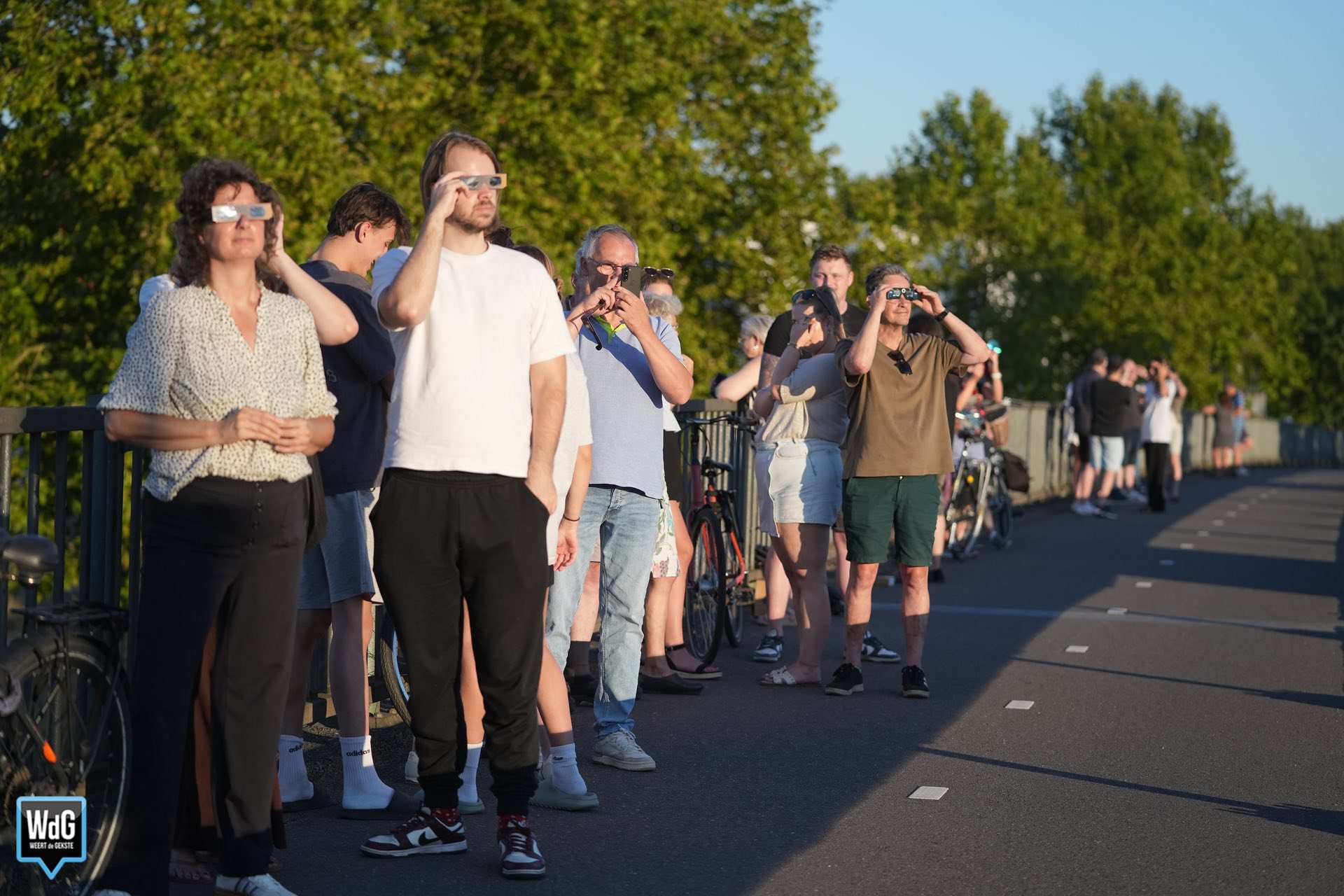 Zonsverduistering zorgt voor gezellige drukte op Boshoverbrug