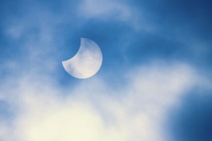Jongerenwerk Cranendonck organiseert tijdens de zonsverduistering een kijkavond voor jongeren. Foto van Martien van Hout