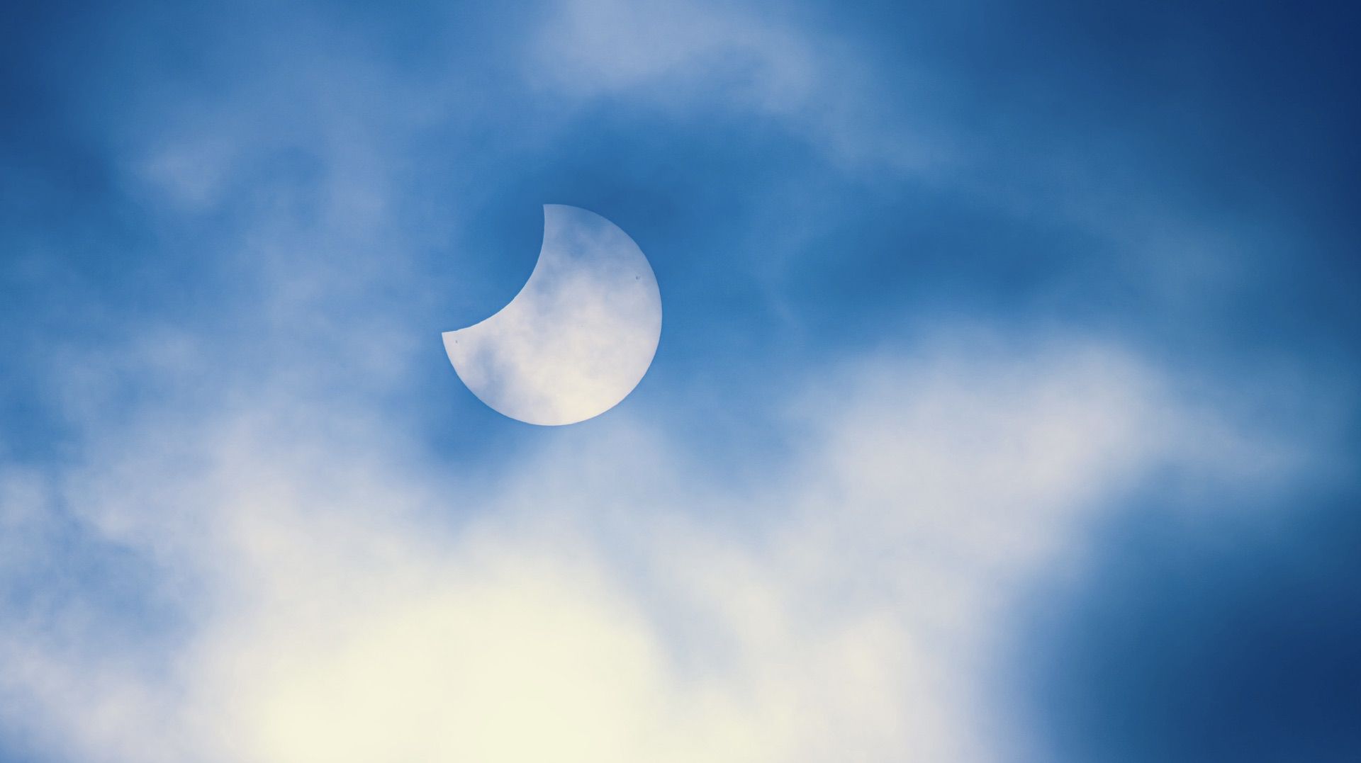 Jongerenwerk Cranendonck organiseert tijdens de zonsverduistering een kijkavond voor jongeren. Foto van Martien van Hout