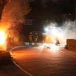 Twee auto’s in lichterlaaie bij woning aan Hooiruiter