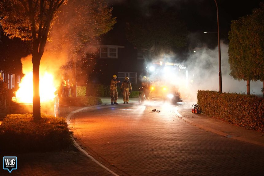 Twee auto’s in lichterlaaie bij woning aan Hooiruiter