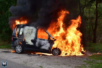 Auto volledig uitgebrand aan de Wessemerdijk