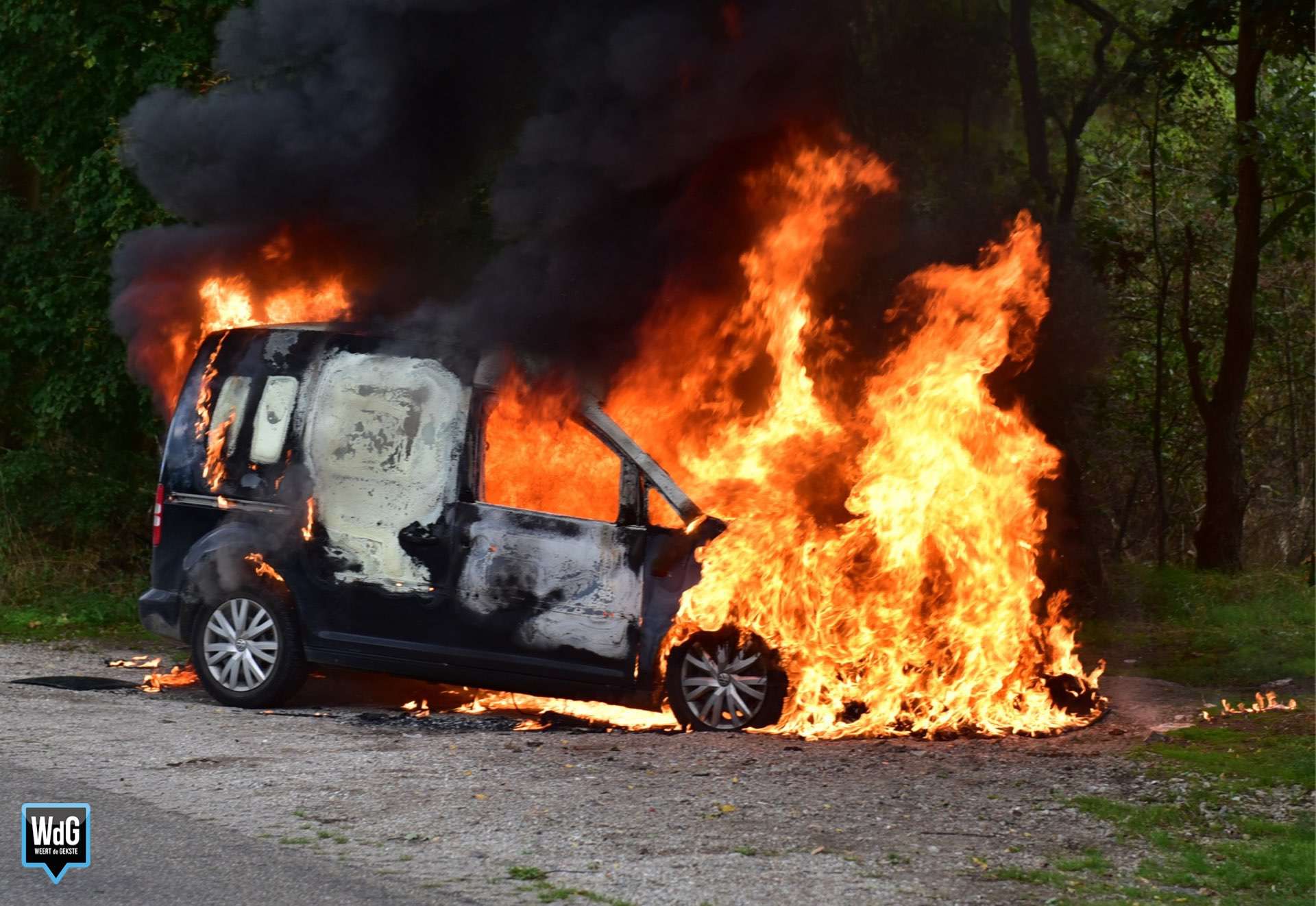 Auto volledig uitgebrand aan de Wessemerdijk
