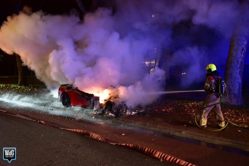 Twee geparkeerde auto’s op Beatrixlaan volledig uitgebrand