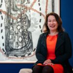 Danielle Lemaire en een van haar werken uit de tentoonstelling 'De geschiedenis is mijn gezelschap' in Museum W. Foto via Museum W