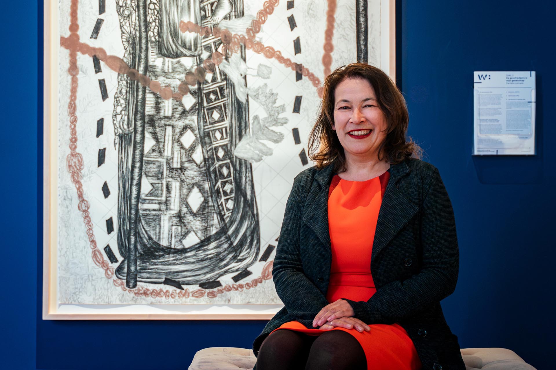 Danielle Lemaire en een van haar werken uit de tentoonstelling 'De geschiedenis is mijn gezelschap' in Museum W. Foto via Museum W