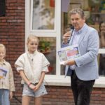 Wethouder Vestjens overhandigd oorkonde aan Floor en Saar, de winnaressen van de Sjors Sportief tekenwedstrijd.