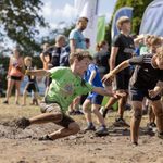 Modder, water en hindernissen tijdens Mudrun in Nederweert-Eind