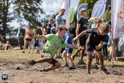 Modder, water en hindernissen tijdens Mudrun in Nederweert-Eind