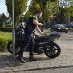 Motor en bestelauto botsen voor rotonde Maaseikerweg
