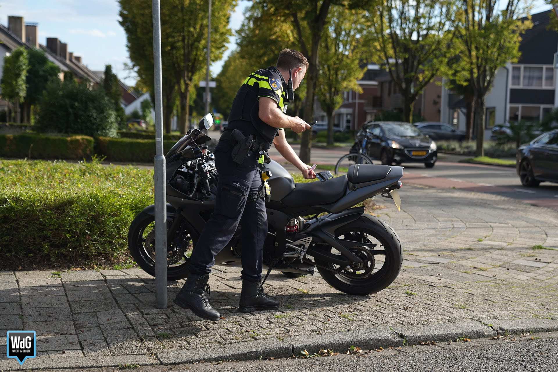 Motor en bestelauto botsen voor rotonde Maaseikerweg