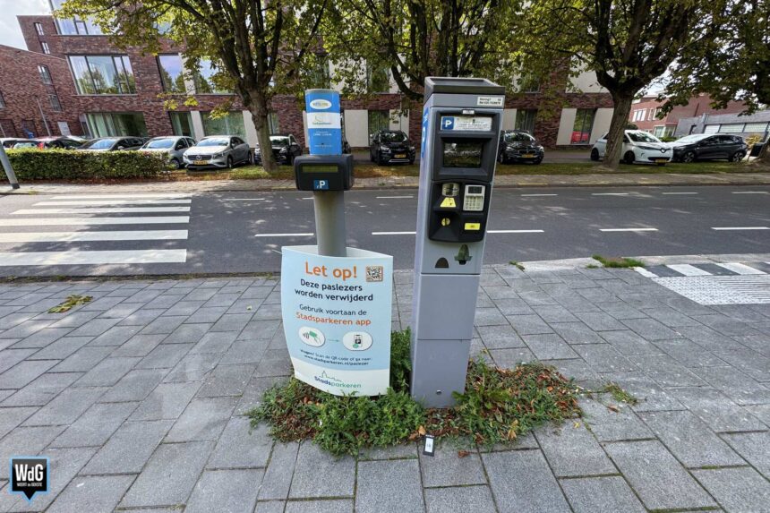Paslezer naast parkeerautomaat op Vogelsbleek in Weert