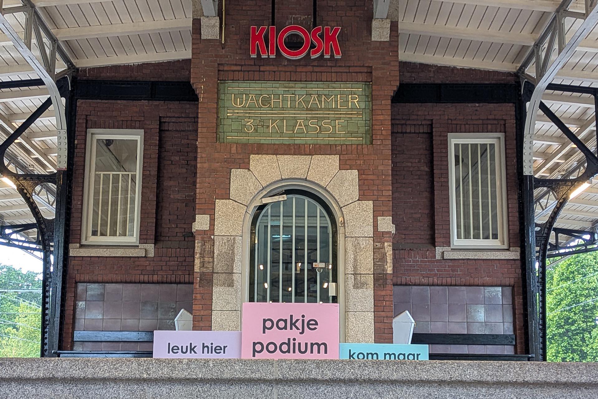 Pak je podium op Perron Weert. Foto via Gerrian Rietjens
