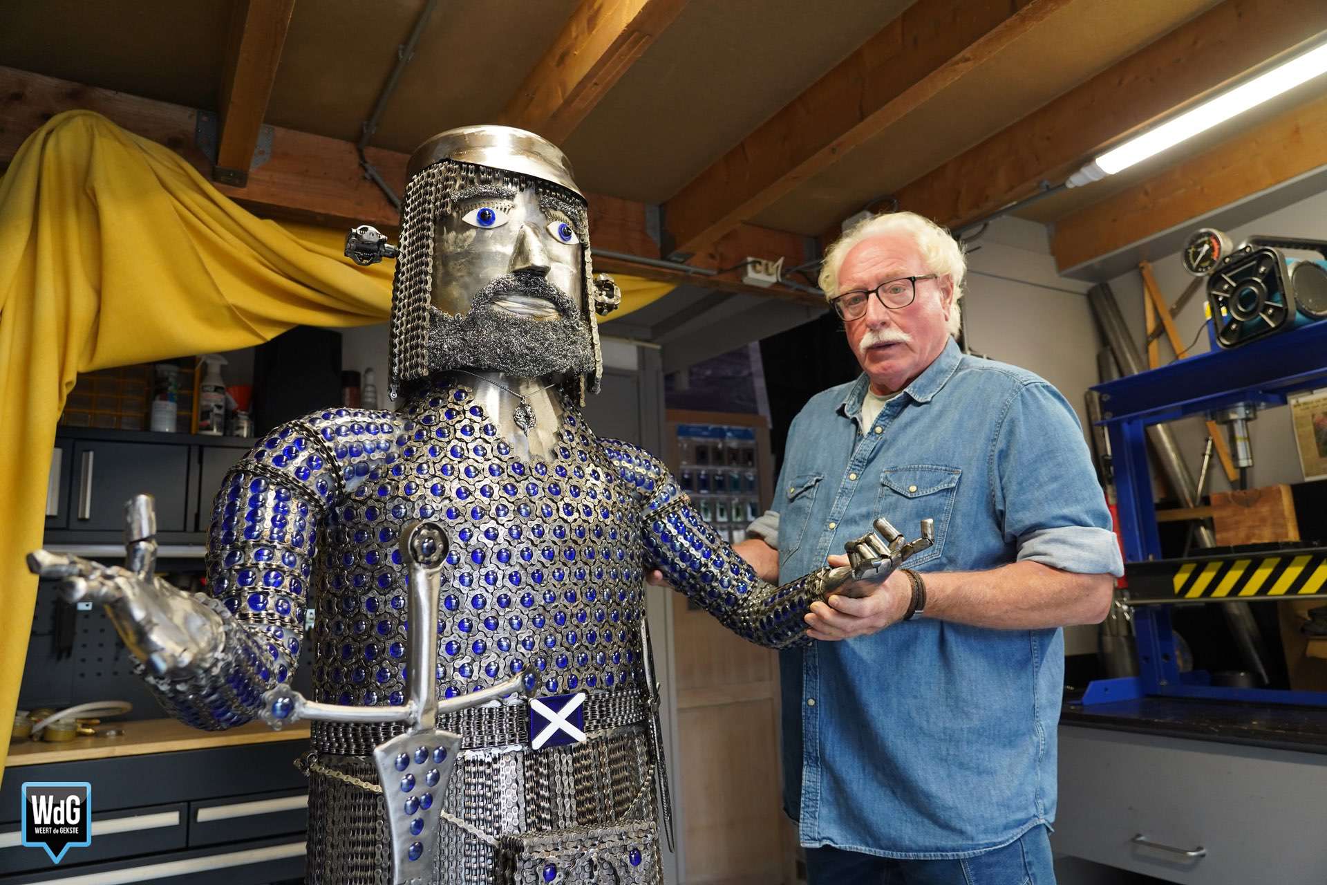 Rik Poos uit Weert met zijn standbeeld van een Schotse man